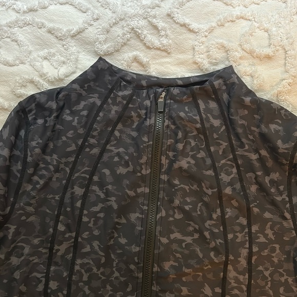 Climawear zip up athletic camo jacket in black and grays, women’s size large. - Picture 8 of 8